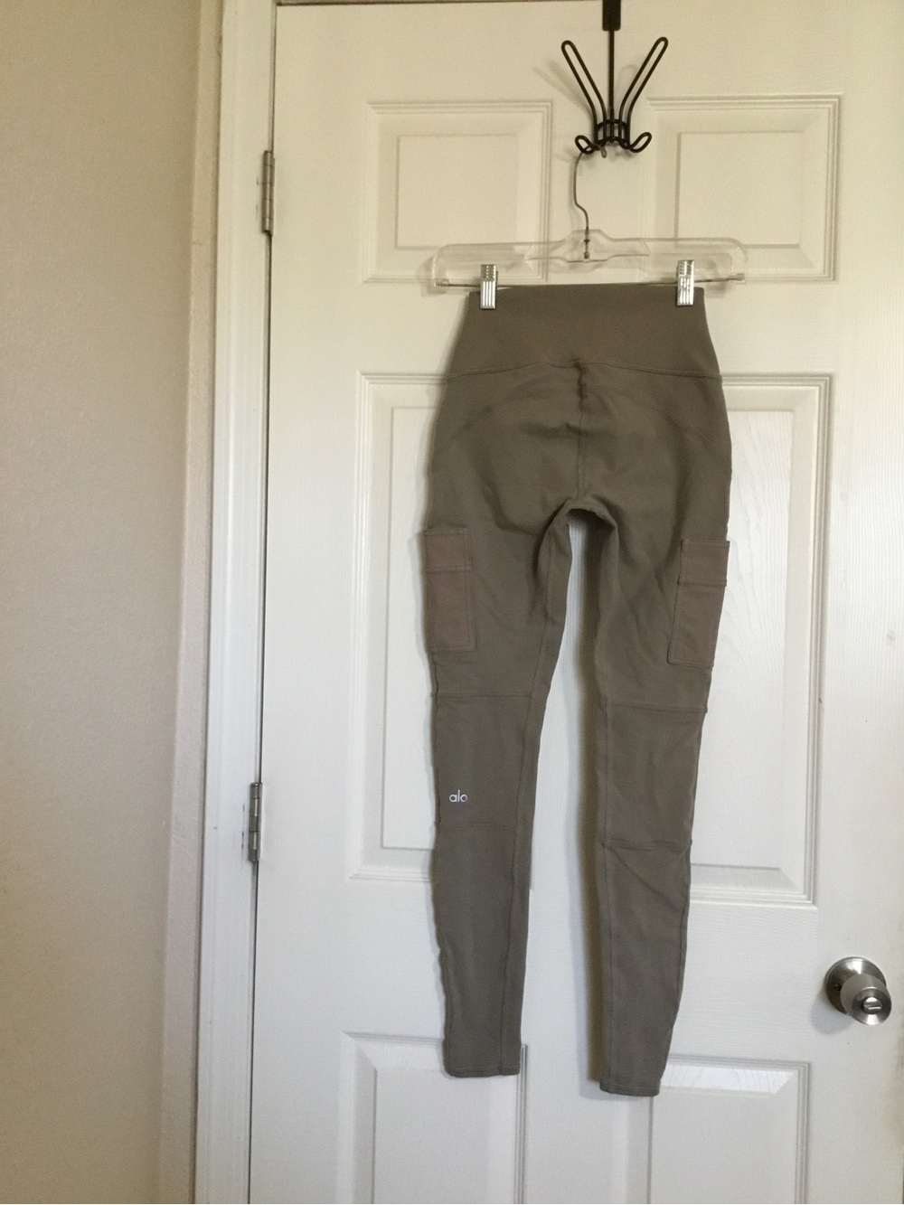 Alo Yoga Youga High Waist Cargo Stretch Elastic Waist Leggings in Olive sz XXS